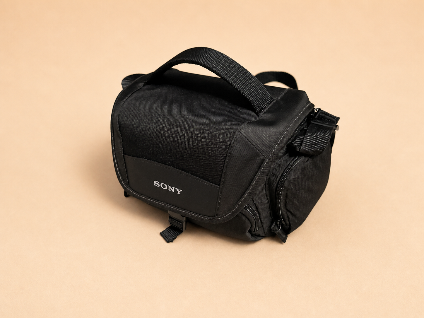 Meine schwarze Sony LCS-U21 Schutztasche auf warmem Sandhintergrund