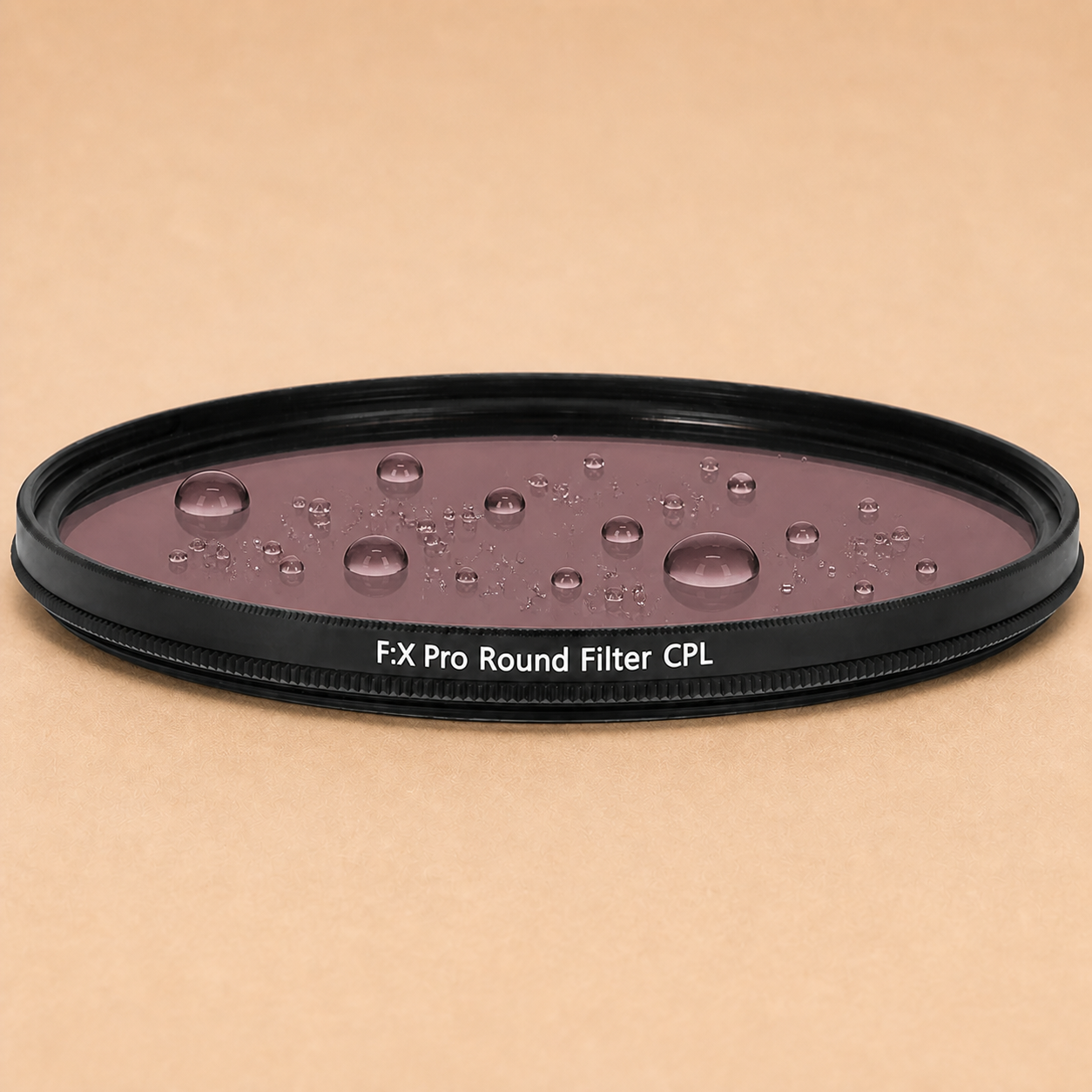Mein Rollei F:X Pro CPL Rundfilter mit heidefarbenem Glas auf warmem Sandhintergrund