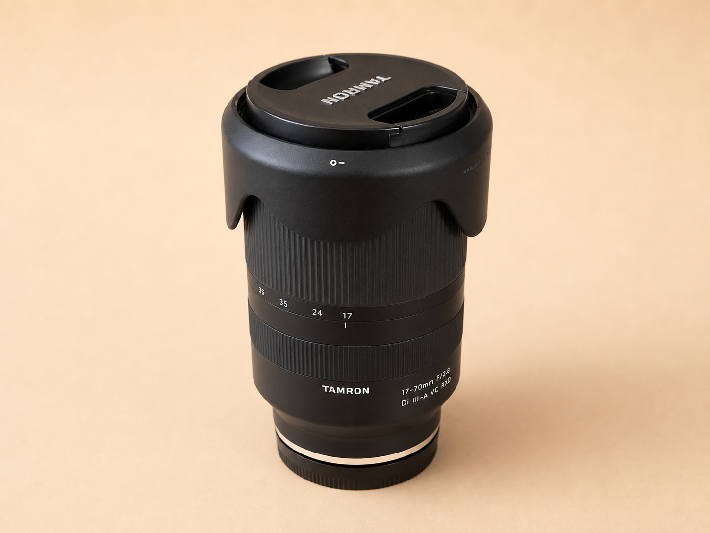 Mein Tamron 17–70mm F/2.8 Di III-A VC RXD auf warmem Sandhintergrund